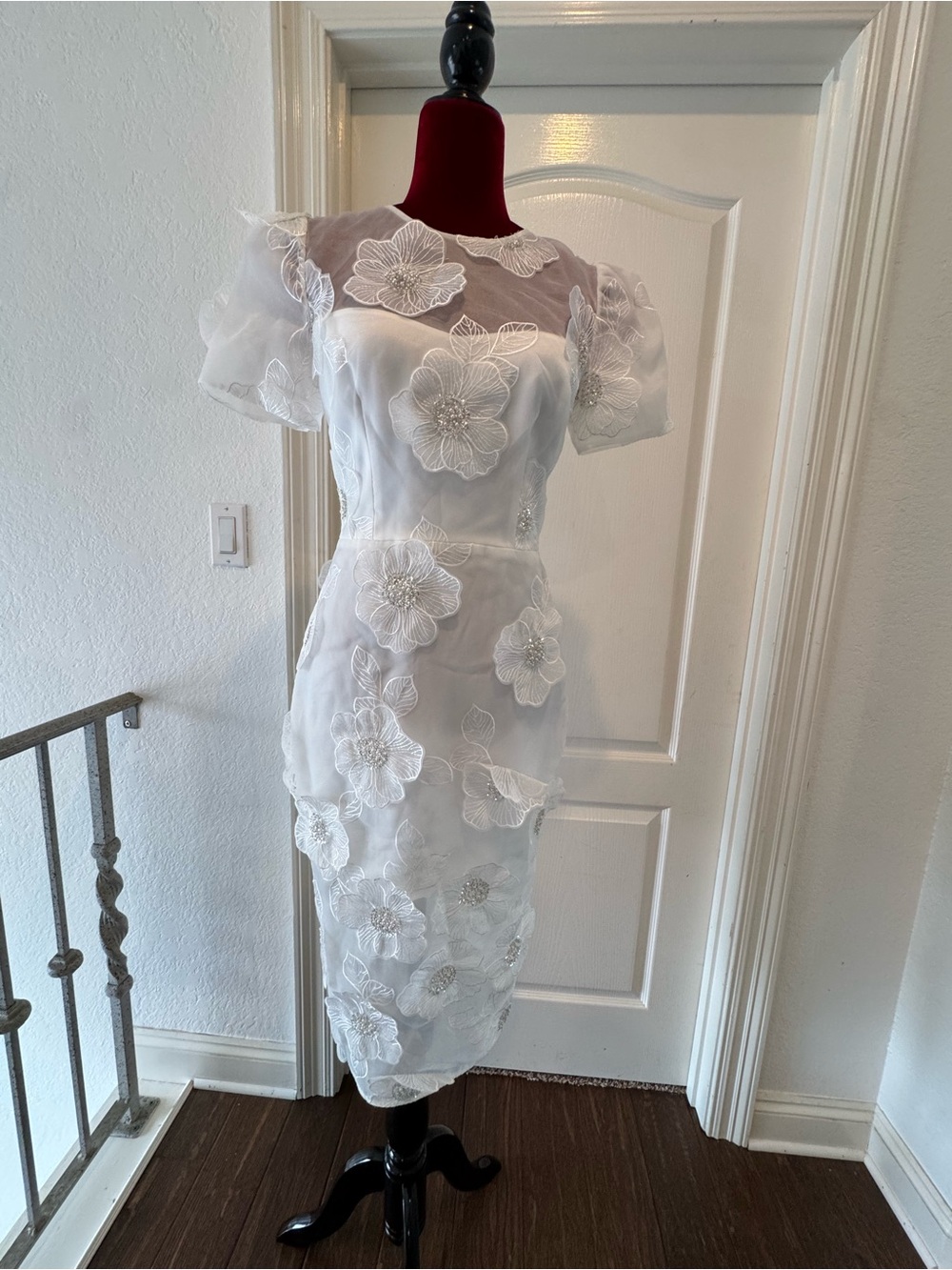 🦄 Dress the Population Sz S Beaded Floral Appliqué Bridal Midi SAMPLE